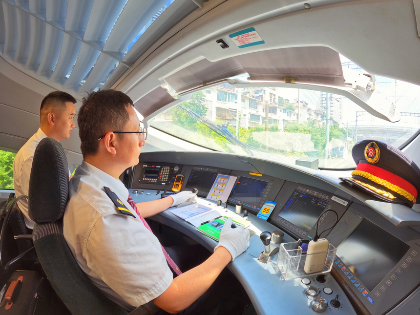 贵南高铁驾驶室平稳驾驶。图片由贵阳机务段提供