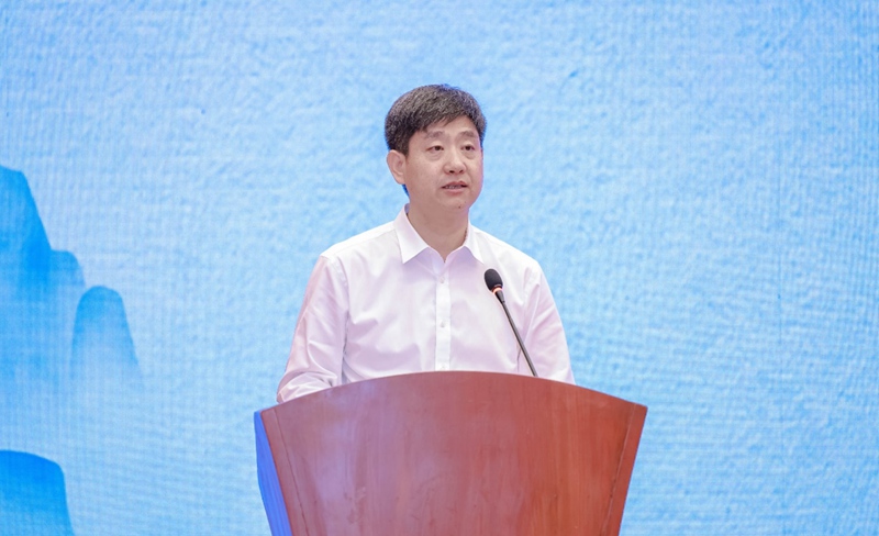 3贵州证监局党委书记、局长陈国飞现场致辞。