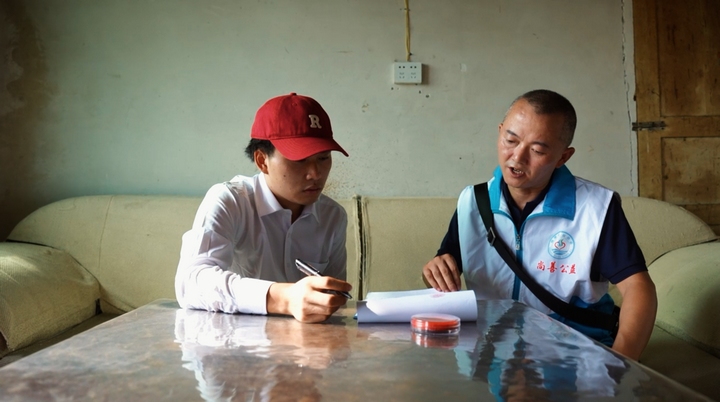 彭光文到困难学生曹维江家发放助学金。