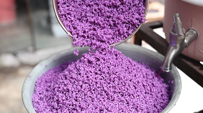 制作好的紫色糯米。