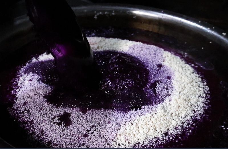 紫色糯米制作中。