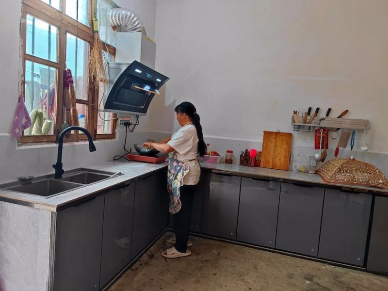 吉慶林的妻子正在准備著一家人的午飯.jpg