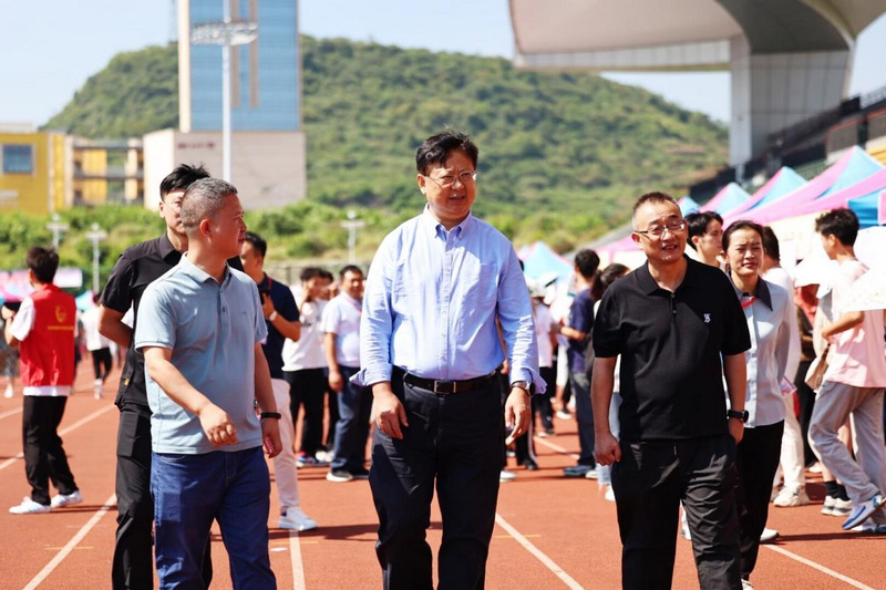 校党委书记褚光荣一行来到大学城校区迎新点检查慰问。