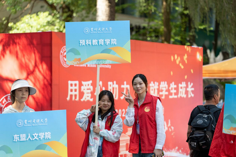 报到现场的工作人员和志愿者,是校园里一道靓丽的风景线,灿烂的笑容,忙碌的身影,给予新同学们最热情的帮助。