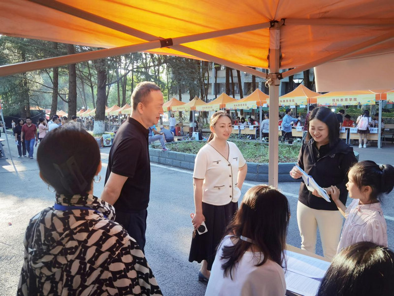 校党委委员、副校长汪红一行来到花溪校区迎新点检查慰问。