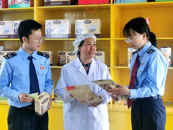 顾贵菊在向税务干部介绍自己的产品。童霖摄