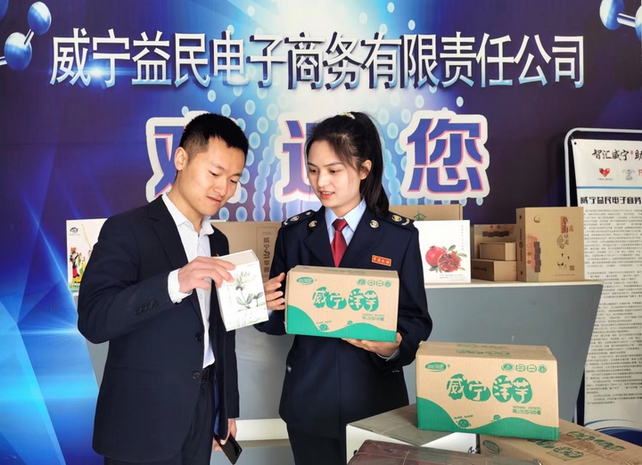 公司负责人向税务人员介绍直播带货的情况。童霖摄
