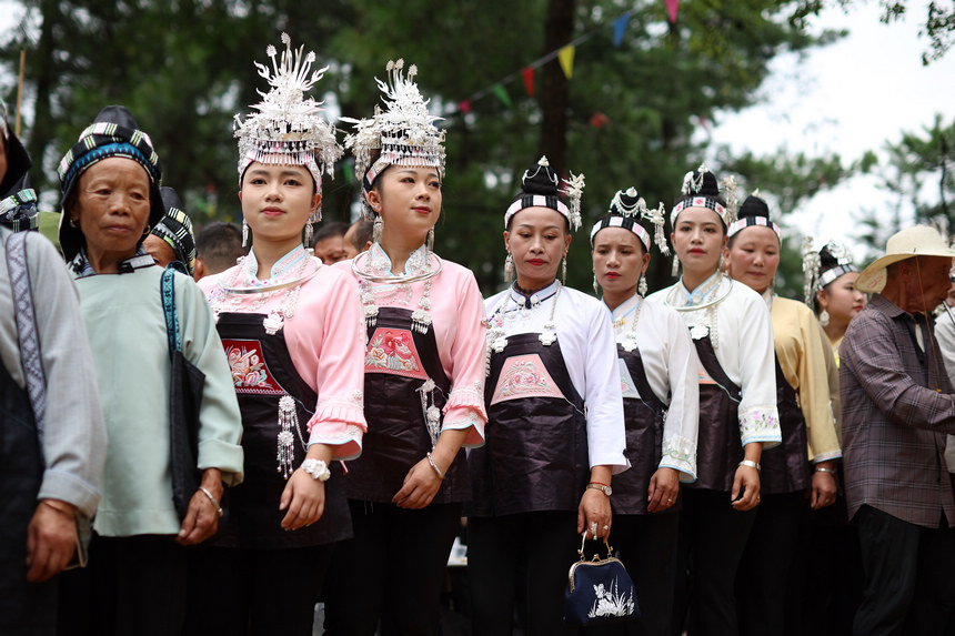 村民在“爬坡节”现场跳芦笙舞。杨胜贤摄