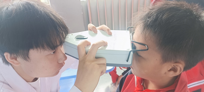 3 为学生进行眼科检查.jpg