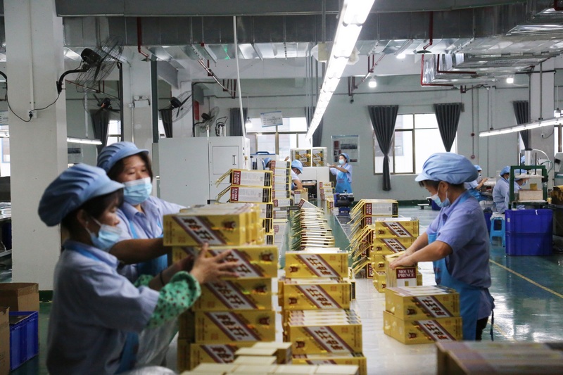 习水中飞包装有限公司生产线工人忙碌。.jpg