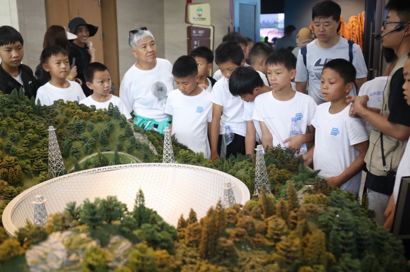 关岭县沙营镇中心小学的孩子们参加“全球通蓝色梦想公益计划”夏令营活动。