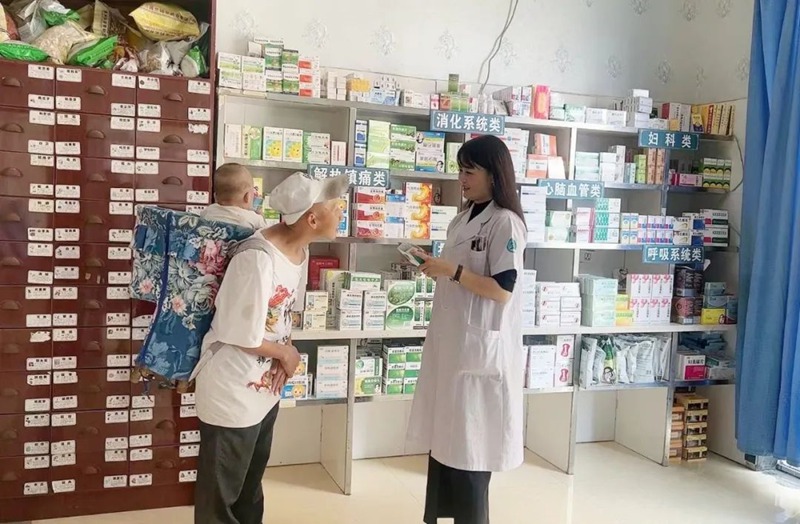 村民王大伯走进银龙村卫生室，像往常一样询问村医购买降压药。
