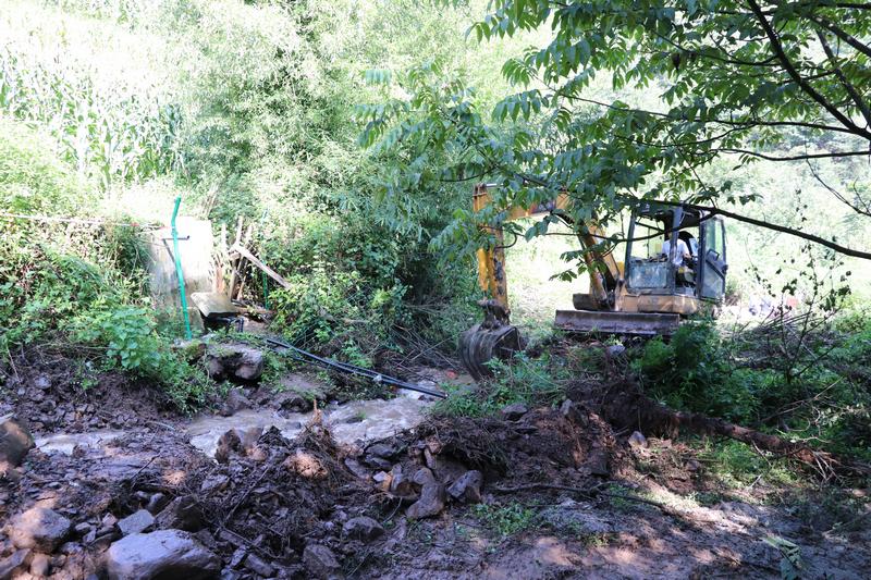 岔河镇集镇补水工程项目点上挖掘机正在开挖引水沟。