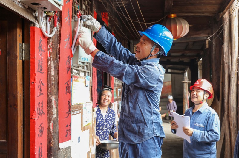 2023年9月5日，在貴州省黔東南州施秉縣雙井鎮龍塘村，施秉供電局員工在幫助農戶處理用電安全隱患。