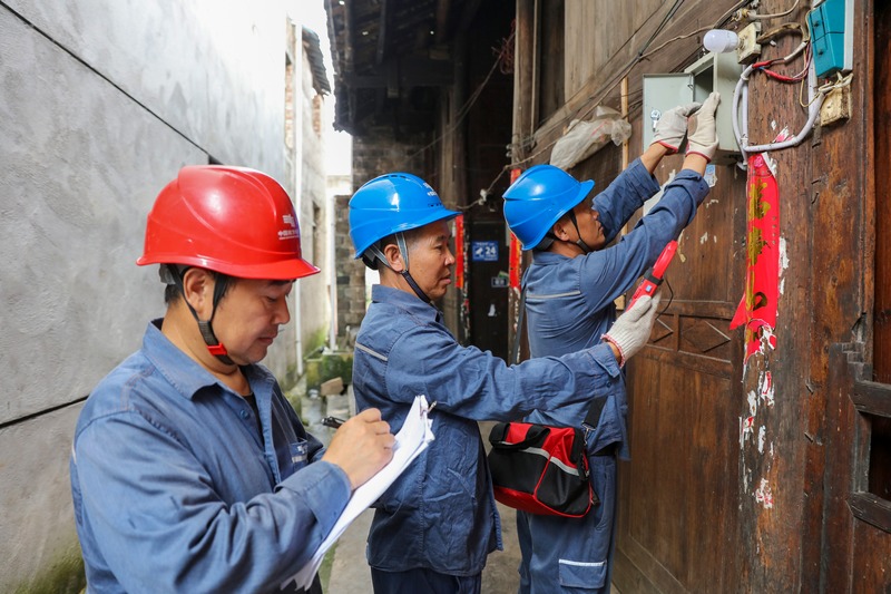 2023年9月5日，在贵州省黔东南州施秉县双井镇龙塘村，施秉供电局员工在测量用电末端电压质量。