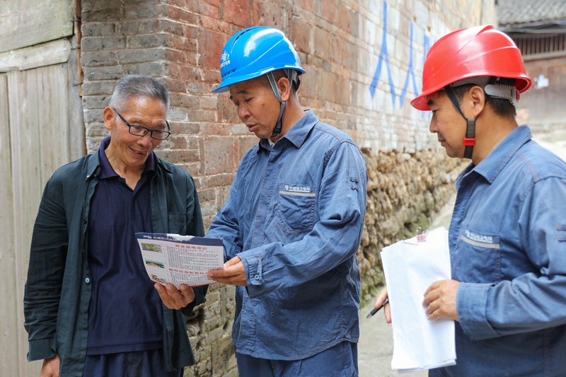 2023年9月5日，在贵州省黔东南州施秉县双井镇龙塘村，施秉供电局员工在向村民宣传讲解安全用电知识。