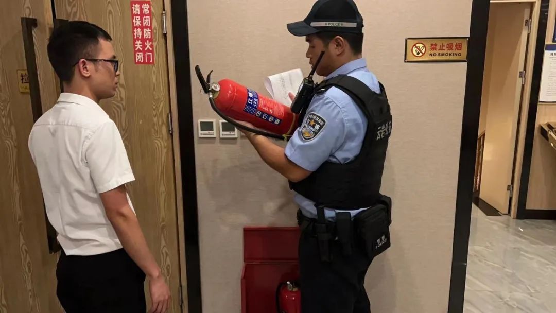 检查消防设施设备。