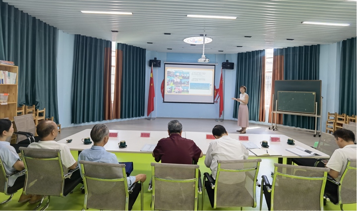 2  圖為在冊亨縣丫他鎮中心幼兒園對已創建的州級“五好”基層關工委進行“回頭看”。