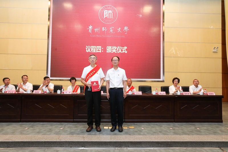 2、校党委书记肖远平为谢晓尧教授颁发“立德树人”终身成就奖。