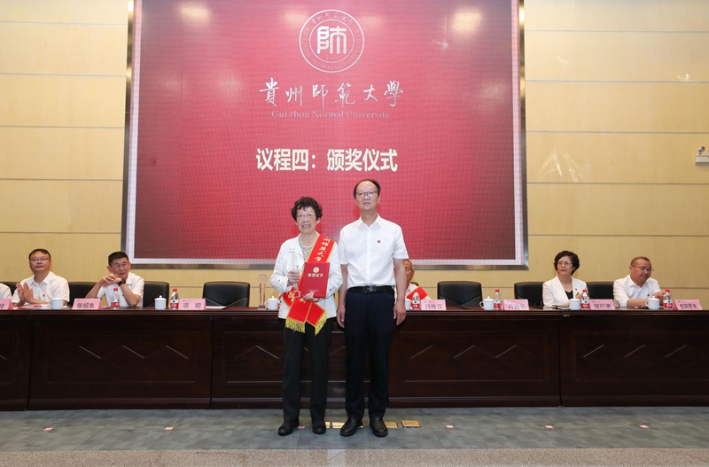 4、校党委书记肖远平为项昭教授颁发“立德树人”终身成就奖。