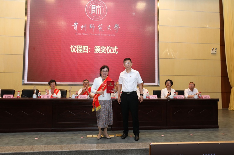 5、校长张绍东为朱伟华教授颁发“立德树人”卓越功绩奖。