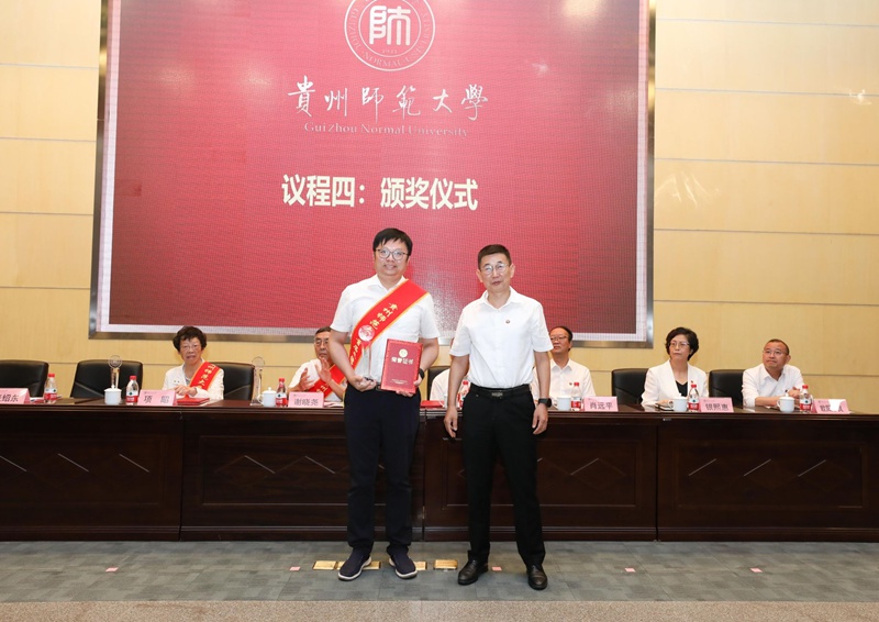 6、校长张绍东为许亮教授颁发“立德树人”卓越功绩奖。