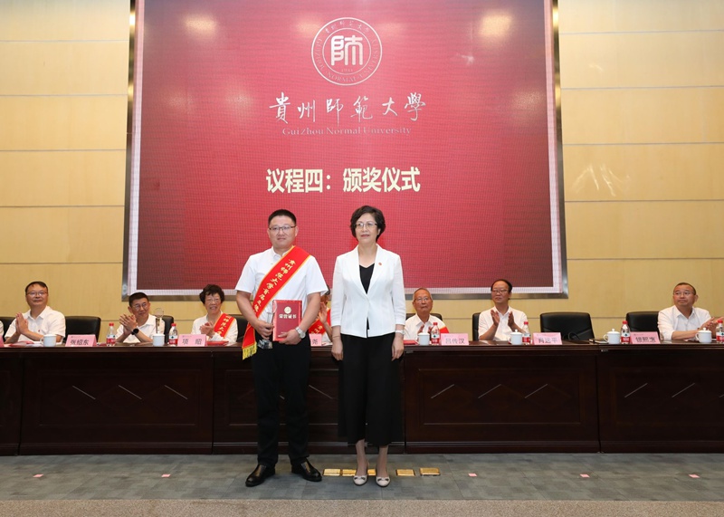 7、校党委副书记银熙惠为管新福教授颁发“立德树人”突出贡献奖。