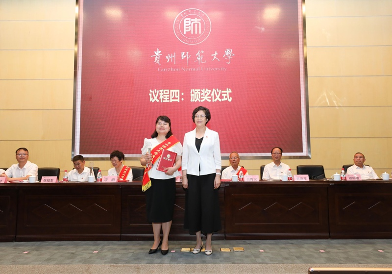 8、校党委副书记银熙惠为肖时珍教授颁发“立德树人”突出贡献奖。