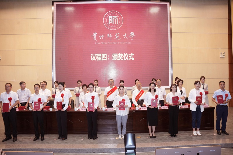 9、与会领导为获奖代表颁奖。