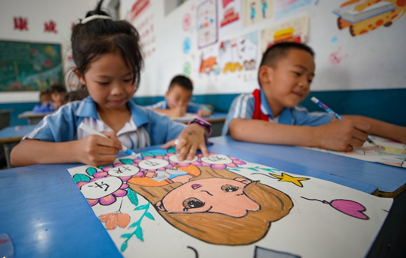 9月8日，城关第一小学二年级小学生在活动中画心中的最美老师形象。 