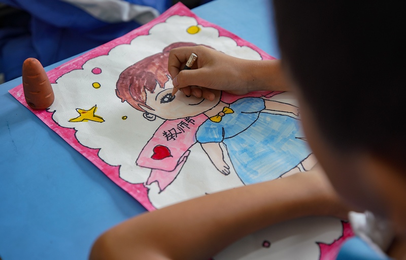 9月8日，城关第一小学二年级小学生在活动中画心中的最美老师形象。 