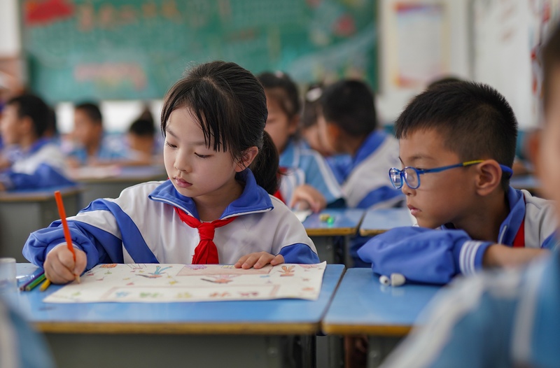9月8日，城关第一小学二年级小学生在活动中画心中的最美老师形象。
