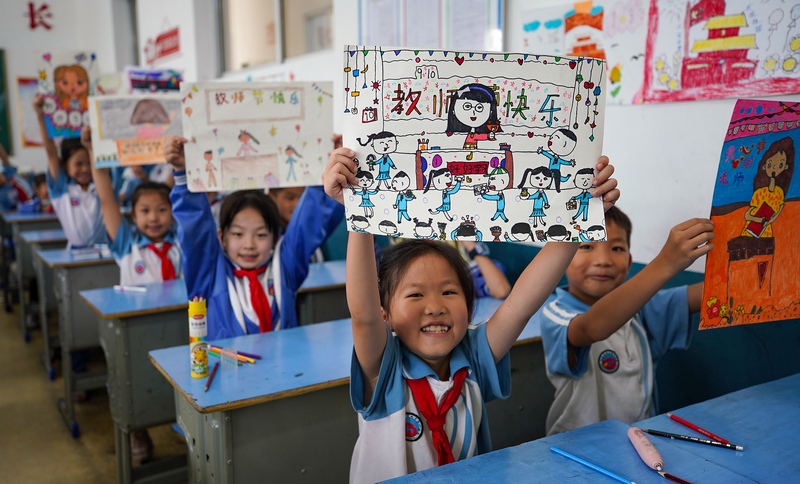 9月8日，城关第一小学二年级小学生在展示自己的画作。