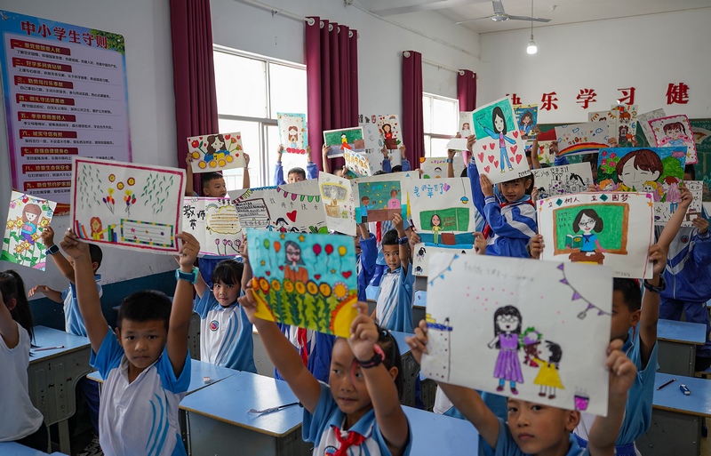 9月8日，城关第一小学二年级小学生在展示自己的画作。