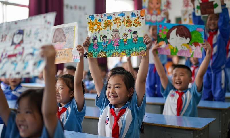 9月8日，城关第一小学二年级小学生在展示自己的画作。