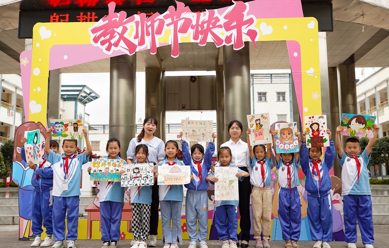 9月8日，城关第一小学二年级小学生在展示自己画中的最美老师形象。