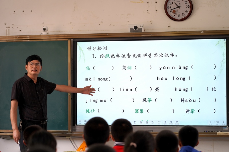 2023年9月4日，纳雍二中，余建江在给学生上课。江婵摄.jpg