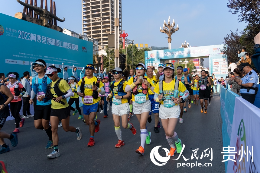 2023年阿西裡西高原山地穿越賽現場。人民網 涂敏攝