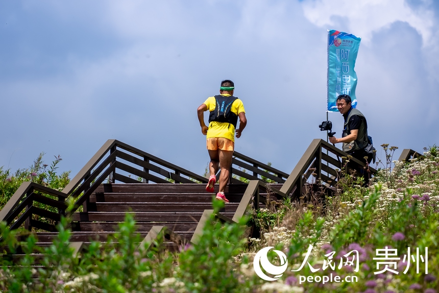 參賽運動員穿越“貴州屋脊”韭菜坪景區。人民網 涂敏攝