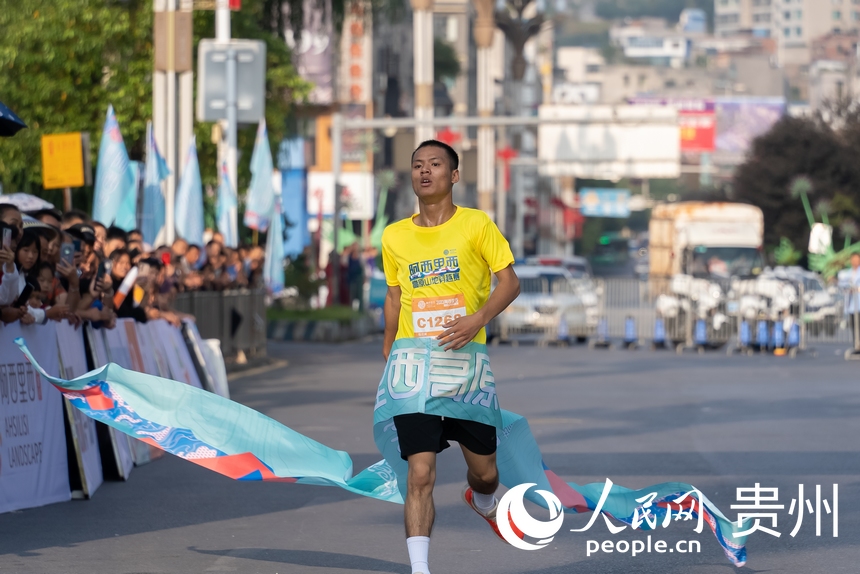 5公裡歡樂組參賽運動員沖過終點。人民網 涂敏攝