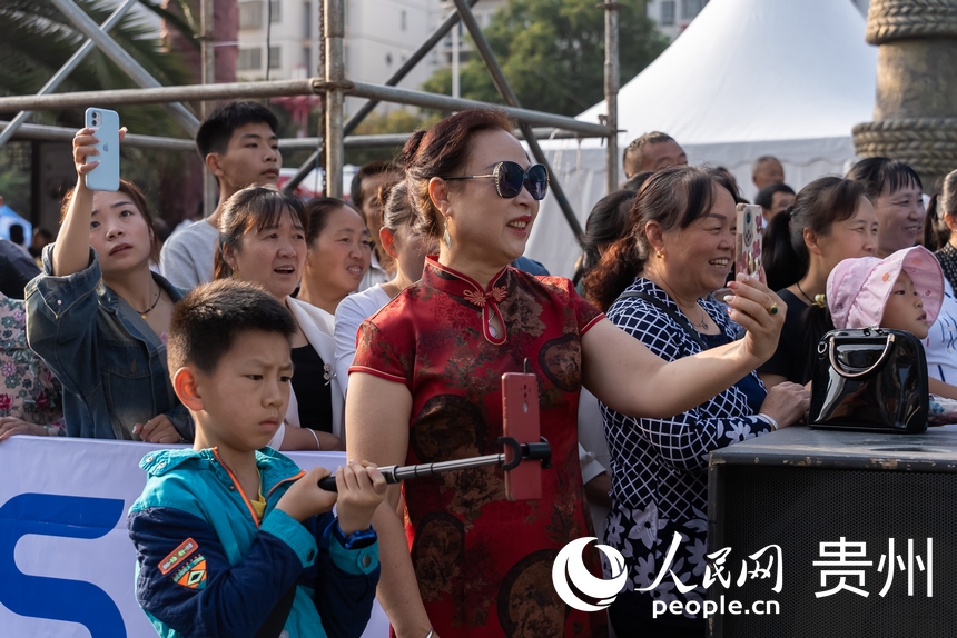 比賽現場，市民圍觀運動員沖線。人民網 涂敏攝