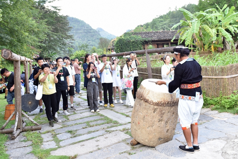 启动仪式前在荔波赛道重点村镇实地考察走访。
