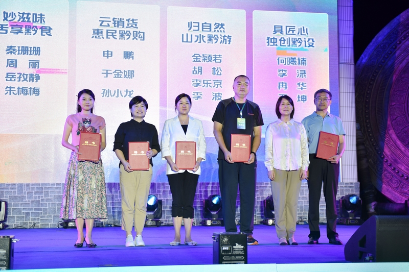 仪式现场礼聘创客导师。
