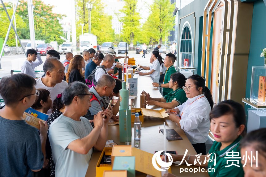 酒博会现场，市民采购酒水。人民网记者 涂敏摄