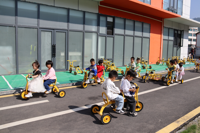 9月6日，赫章县第七幼儿园幼儿在骑平衡车。胡彦摄