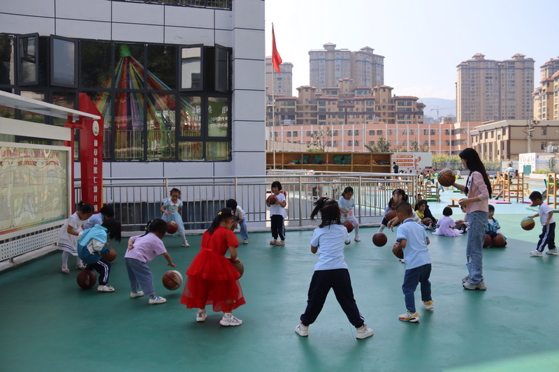 9月7日，赫章县第七幼儿园幼儿在练习拍篮球。胡彦摄