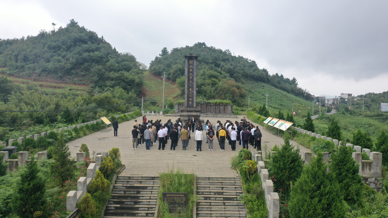 8月30日，在赫章县哲庄坝长征文化公园纪念碑教学点，学员们聆听乌蒙山回旋战哲庄坝战斗故事。谢永奇摄
