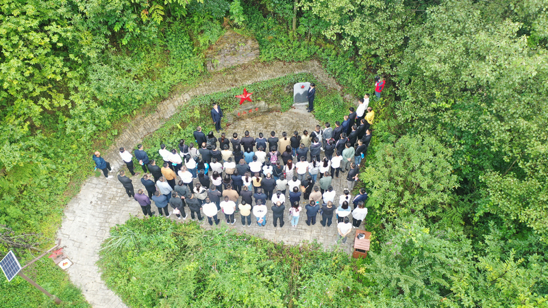 8月30日，在赫章县哲庄坝长征文化公园土墙房附近教学点，学员们聆听哲庄坝战斗鱼水情深故事。谢永奇摄