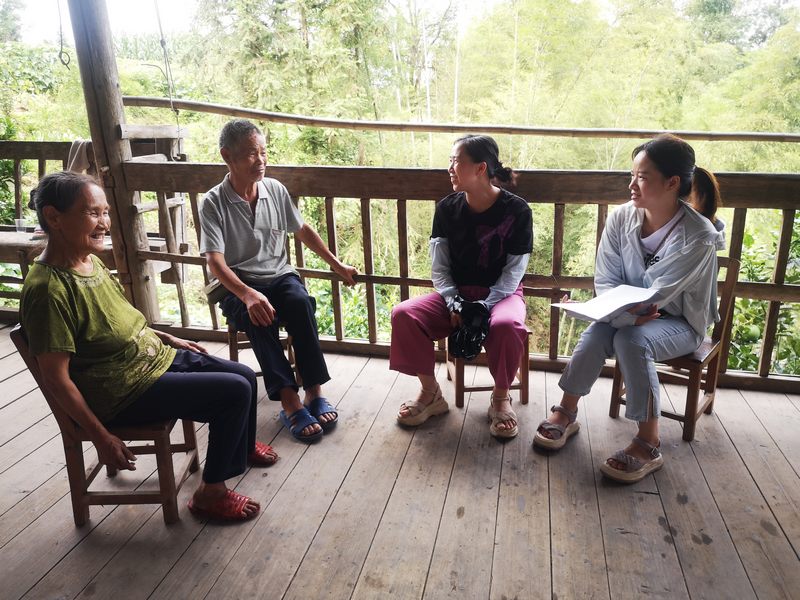 石登蘭（右二）入戶走訪群眾。