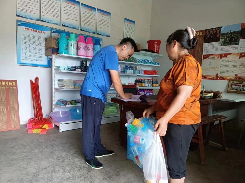 村民在“垃圾当铺”开展兑换.jpg